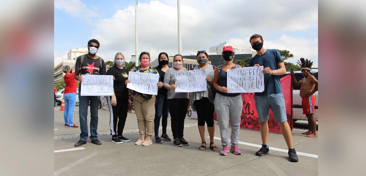 Trabalhadores da Educação protestam contra edital PSS com prova (Foto: Gelinton Batista/APP-Sindicato) Trabalhadores da Educação protestam contra edital PSS com prova