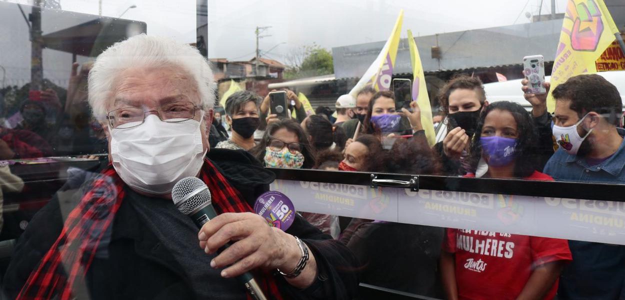 São Paulo SP 31 10 2020- Luiza Erundina e Boulos em campanha aqui no Grajaú, Zona Sul, a 26 km da Praça da Sé. militância empolgou de vez e nem a LuizaErundina conseguiu ficar em casa.foto Twitter (Foto: Fotos Públicas) São Paulo SP 31 10 2020- Luiza Erundina e Boulos em campanha aqui no Grajaú, Zona Sul, a 26 km da Praça da Sé. militância empolgou de vez e nem a LuizaErundina conseguiu ficar em casa.foto Twitter