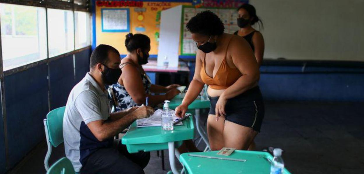 Mulher chega para votar em escola no Rio de Janeiro (Foto: REUTERS/Pilar Olivares) Mulher chega para votar em escola no Rio de Janeiro