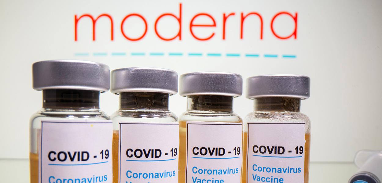 Frascos rotulados como de vacina contra Covid-19 em frente a logo da Moderna em foto de ilustração (Foto: REUTERS/Dado Ruvic) Frascos rotulados como de vacina contra Covid-19 em frente a logo da Moderna em foto de ilustração