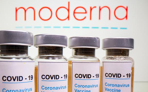 Frascos rotulados como de vacina contra Covid-19 em frente a logo da Moderna em foto de ilustração (Foto: REUTERS/Dado Ruvic) Frascos rotulados como de vacina contra Covid-19 em frente a logo da Moderna em foto de ilustração
