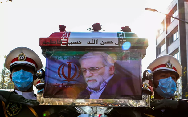 Membros das forças iranianas levam o caixão do cientista nuclear iraniano Mohsen Fakhrizadeh-Mahabadi durante a cerimônia fúnebre em Teerã (Foto: Wana/Reuters) Membros das forças iranianas levam o caixão do cientista nuclear iraniano Mohsen Fakhrizadeh-Mahabadi durante a cerimônia fúnebre em Teerã