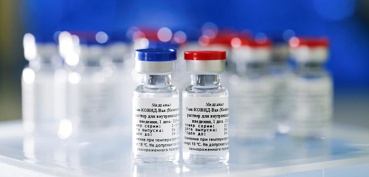 Foto de divulgação fornecida pelo Fundo de Investimento Direto Russo com frascos de vacina contra a Covid-19 desenvolvida por um laboratório russo, em Moscou (Foto: RDIF/Divulgação via REUTERS) Foto de divulgação fornecida pelo Fundo de Investimento Direto Russo com frascos de vacina contra a Covid-19 desenvolvida por um laboratório russo, em Moscou