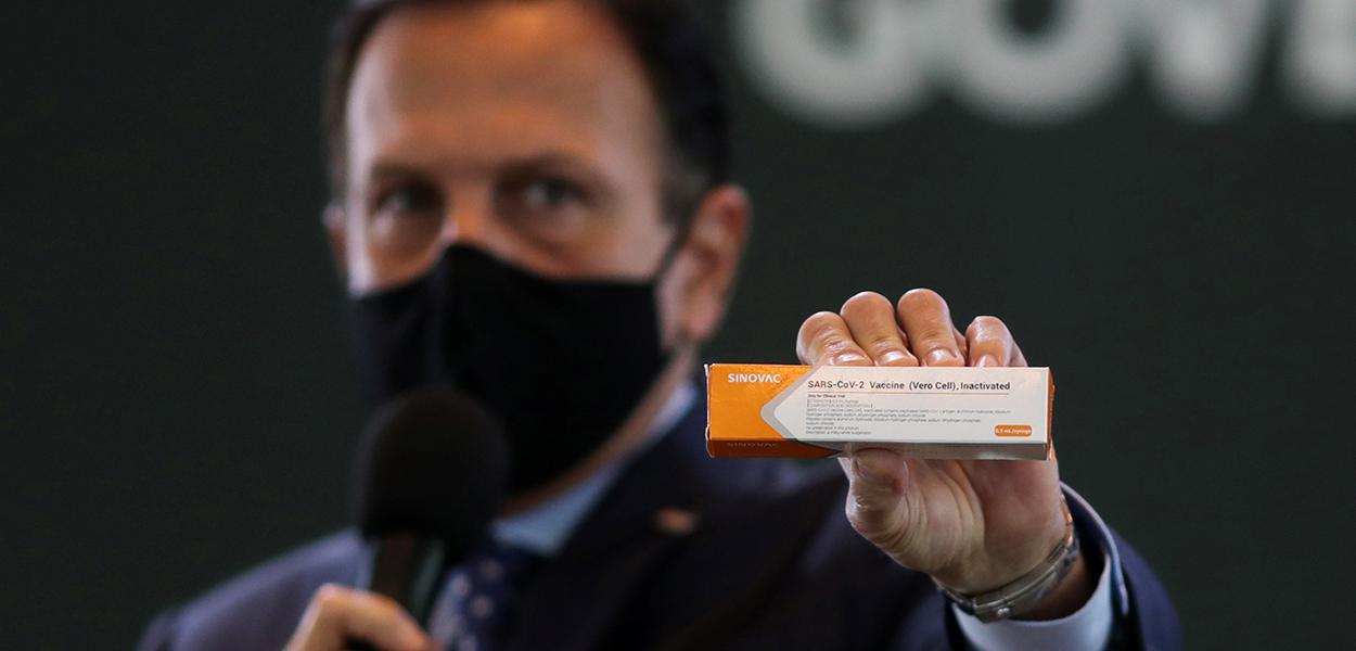 Governador João Doria segura caixa da CoronaVac (Foto: REUTERS/Amanda Perobelli) Governador João Doria segura caixa da CoronaVac