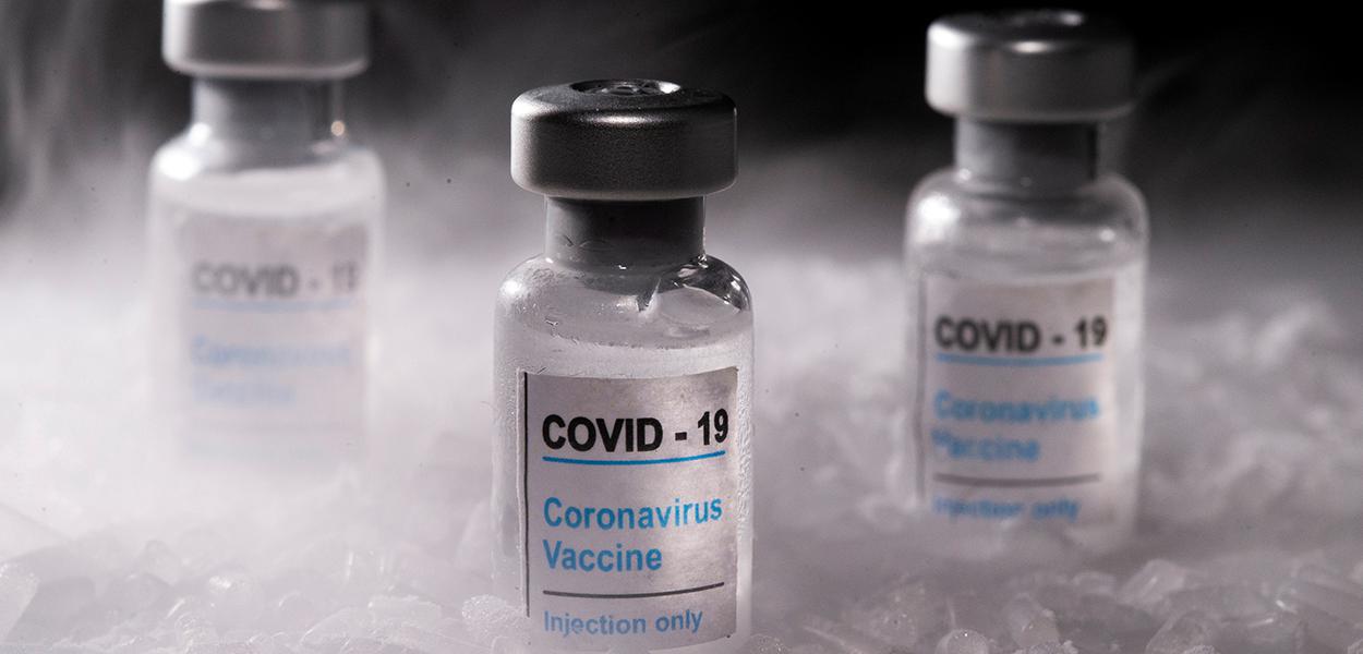 Frascos rotulados como de vacina para Covid-19 em foto de ilustração (Foto: REUTERS/Dado Ruvic) www.brasil247.com - Frascos rotulados como de vacina para Covid-19 em foto de ilustração