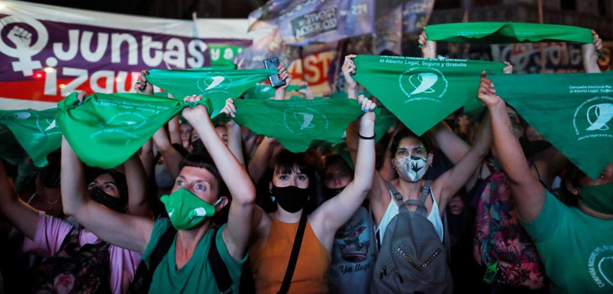 Imagem de pessoas que apoiam a descriminalização do aborto do lado de fora do Congresso argentino, em 11 de dezembro de 2020 (Foto: Agustin Marcarian/Reuters) Imagem de pessoas que apoiam a descriminalização do aborto do lado de fora do Congresso argentino, em 11 de dezembro de 2020