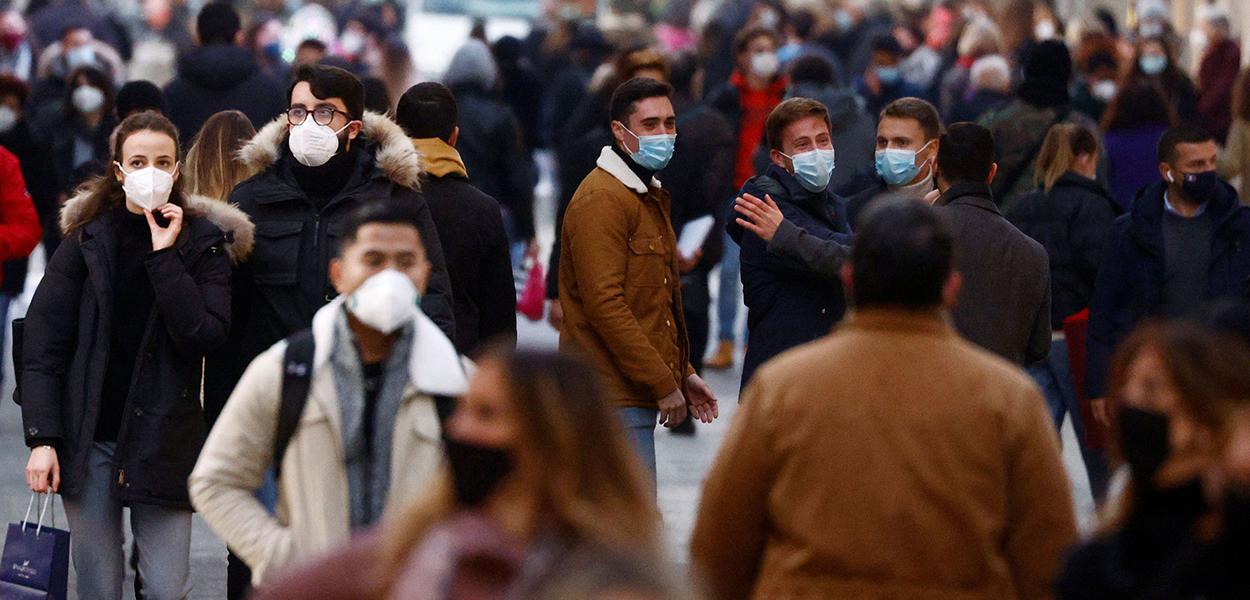 Pessoas usando máscaras caminham em distrito comercial de Roma durante pandemia de Covid-19 (Foto: REUTERS/Guglielmo Mangiapane) Pessoas usando máscaras caminham em distrito comercial de Roma durante pandemia de Covid-19