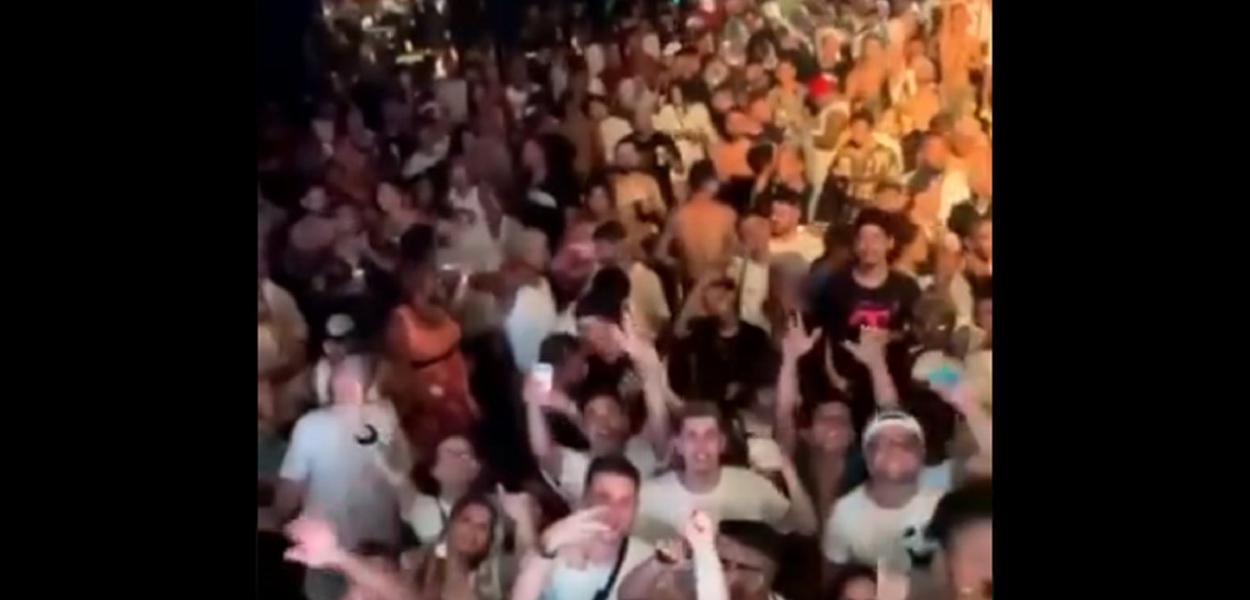 Em meio à pandemia, milhares se aglomeram em show no Rio de Janeiro www.brasil247.com - Em meio à pandemia, milhares se aglomeram em show no Rio de Janeiro