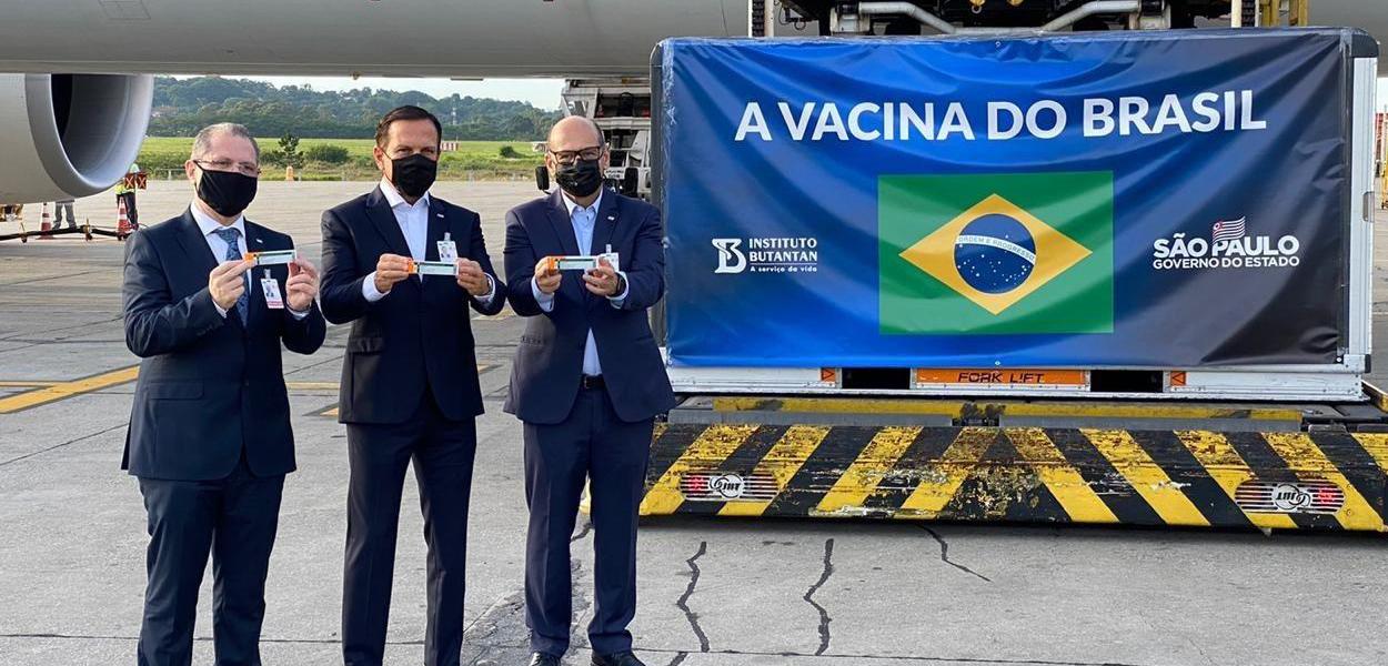 O governador de São Paulo, João Doria, acompanhado do secretário estadual de Saúde Jean Gorinchteyn e do diretor do Instituto Butantan, Dimas Covas, recebe lote com insumos da CoronaVac (Foto: Reprodução/Twitter/João Doria) O governador de São Paulo, João Doria, acompanhado do secretário estadual de Saúde Jean Gorinchteyn e do diretor do Instituto Butantan, Dimas Covas, recebe lote com insumos da CoronaVac