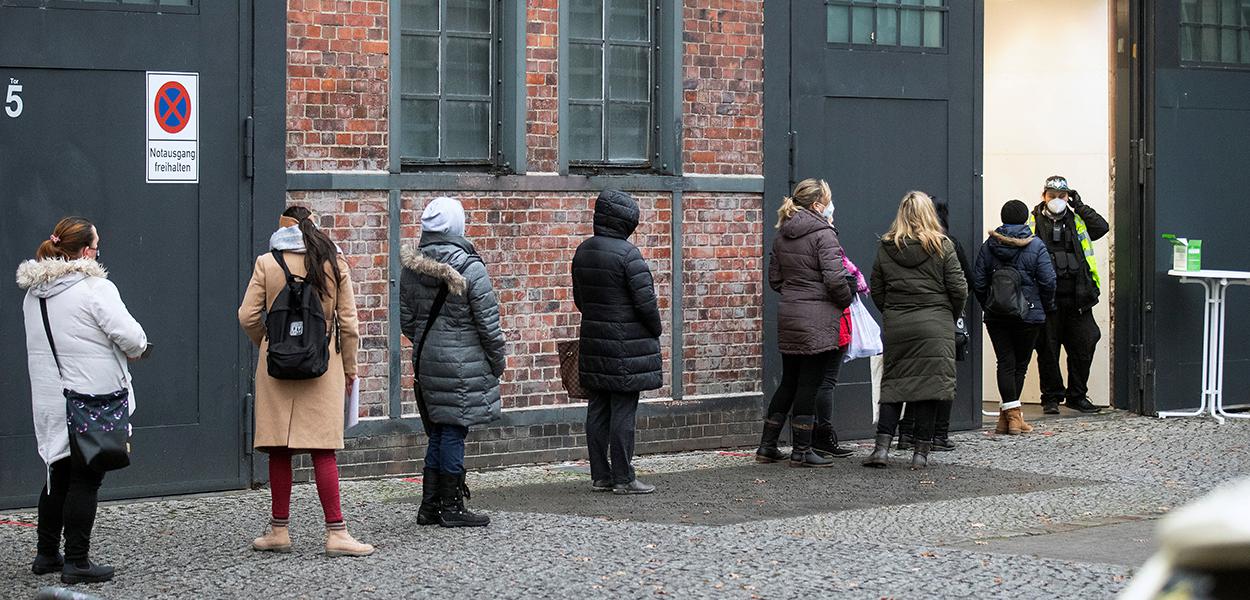 Pessoas fazem fila perto de centro de vacinação contra Covid-19 na região de Berlim (Foto: REUTERS/Hannibal Hanschke) Pessoas fazem fila perto de centro de vacinação contra Covid-19 na região de Berlim