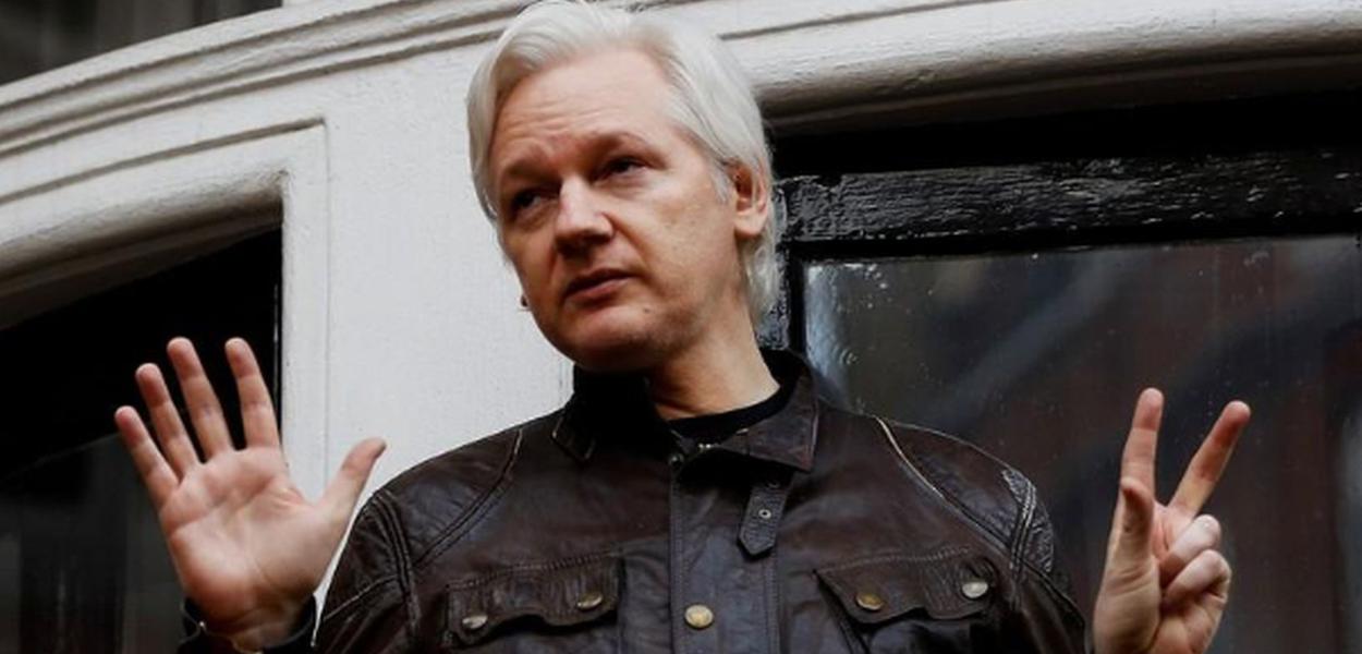 Assange quer depor no Senado dos EUA sobre interferência russa na eleição Assange quer depor no Senado dos EUA sobre interferência russa na eleição