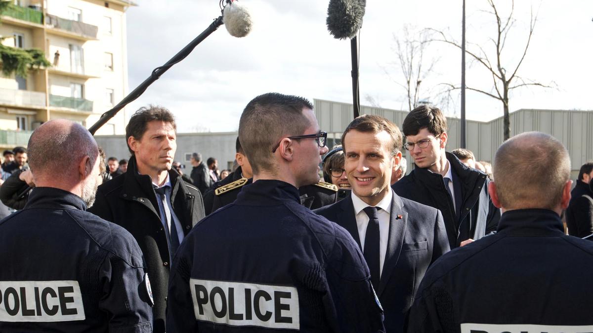 Emmanuel Macron com a polícia (Foto: Reuters) Emmanuel Macron com a polícia