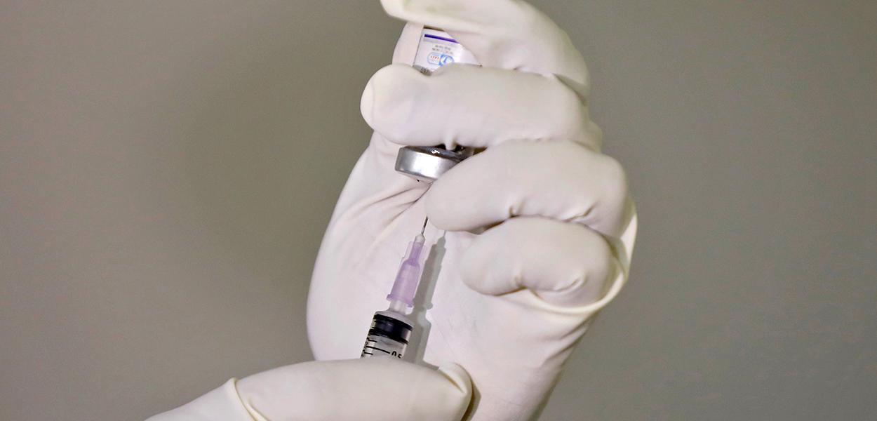 Paramédico coloca vacina contra Covid-19 em seringa durante testes em hospital de Ahmedabad, na Índia (Foto: REUTERS/Amit Dave) Paramédico coloca vacina contra Covid-19 em seringa durante testes em hospital de Ahmedabad, na Índia