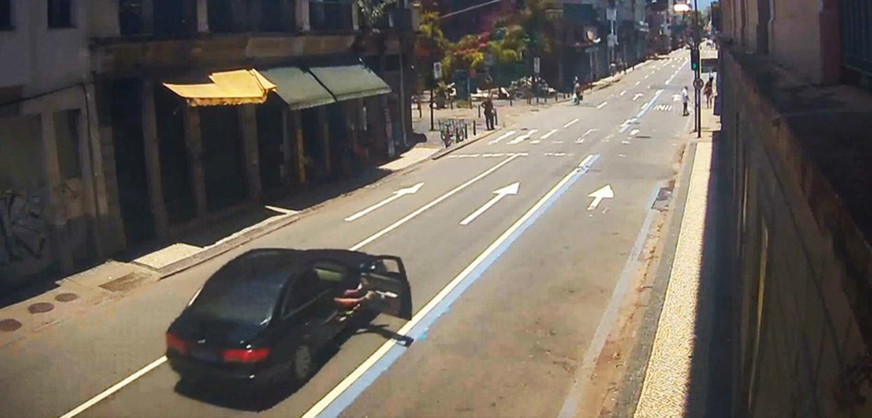 Flagrante de agressão em frente a delegacia no Rio (Foto: Reprodução/TV Globo) Flagrante de agressão em frente a delegacia no Rio