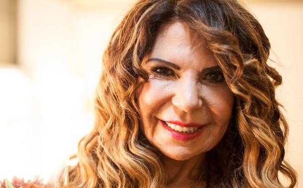 Bolsonarista Elba Ramalho é recebida com coro pró-Lula pela multidão do Carnaval de Recife