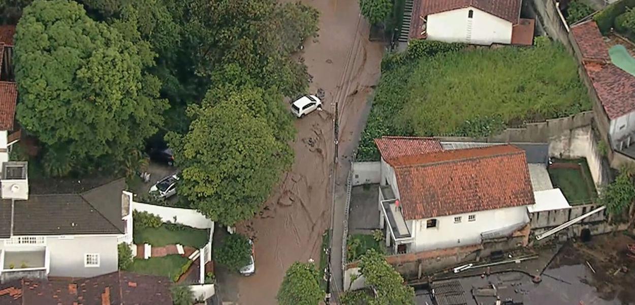 Chuva provoca estragos no bairro de Belvedere (Foto: Reprodução/TV Globo) Chuva provoca estragos no bairro de Belvedere