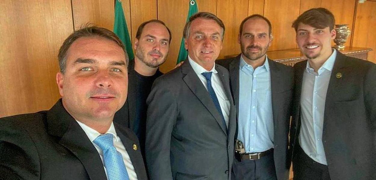 Flávio, Carlos, Jair, Eduardo (armado) e Renan Bolsonaro (Foto: Reprodução (Twitter)) Flávio, Carlos, Jair, Eduardo (armado) e Renan Bolsonaro