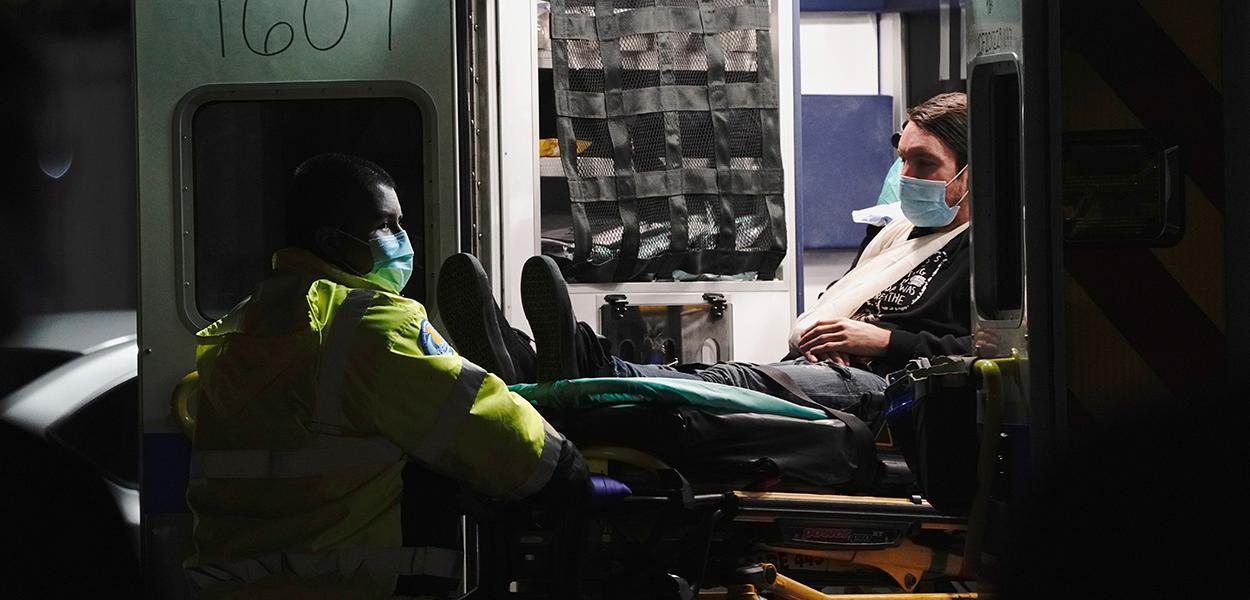 Paciente chega ao hospital comunitário de Huntington Park, na Califórnia, em meio à pandemia de coronavírus (Foto: REUTERS/Bing Guan) Paciente chega ao hospital comunitário de Huntington Park, na Califórnia, em meio à pandemia de coronavírus