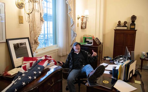 Richard Barnett tira foto em escritório de Nancy Pelosi