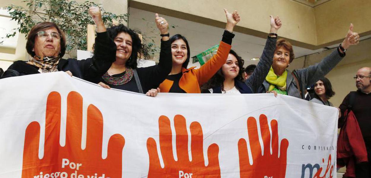 Luta pela legalização do aborto no Chile (Foto: Reuters) Luta pela legalização do aborto no Chile