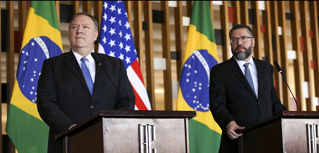O chanceler brasileiro, Ernesto Araújo, e o secretário de Estado dos Estados Unidos, Mike Pompeo, durante entrevista coletiva no Palácio do Itamaraty em Brasília - 02/01/2019 (Foto: Marcelo Camargo/Agência Brasil) O chanceler brasileiro, Ernesto Araújo, e o secretário de Estado dos Estados Unidos, Mike Pompeo, durante entrevista coletiva no Palácio do Itamaraty em Brasília - 02/01/2019