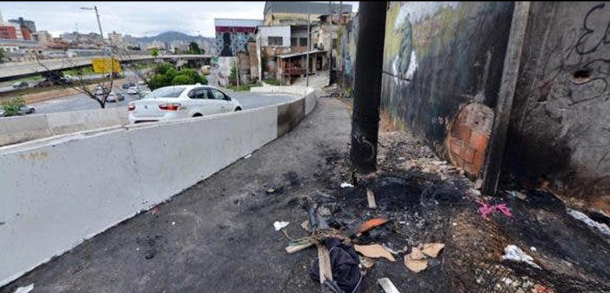 Corpo foi queimado na região da Lagoinha. (Foto: Uarlen Valério) Corpo foi queimado na região da Lagoinha.