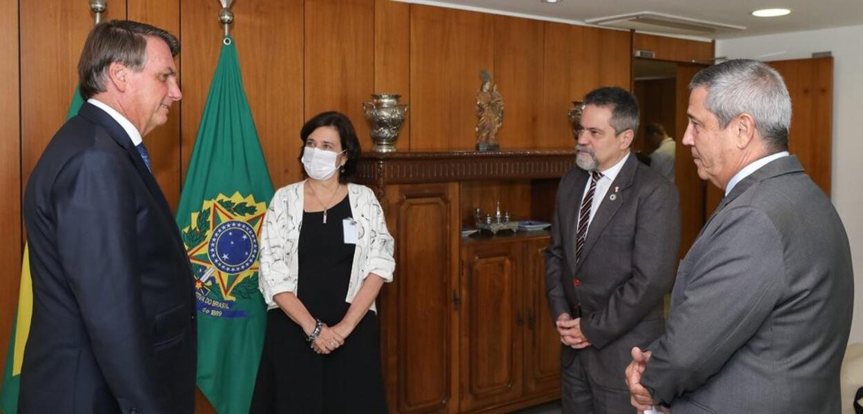 Jair Bolsonaro, Nísia Trindade, Élcio Franco e Braga Netto (Foto: Marcos Corrêa/PR) Jair Bolsonaro, Nísia Trindade, Élcio Franco e Braga Netto