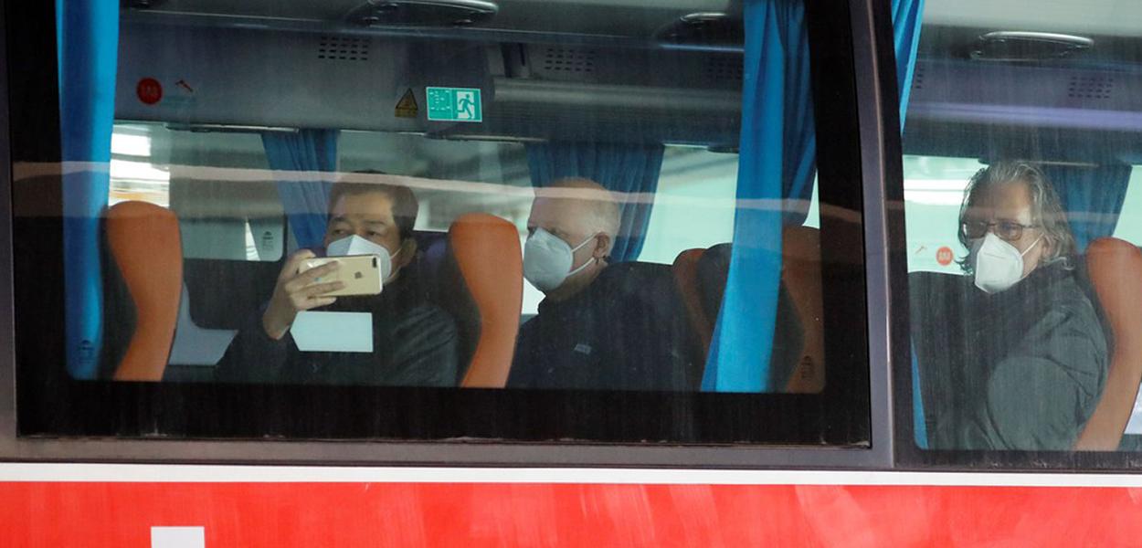 Membros da equipe da Organização Mundial da Saúde (OMS) encarregada de investigar as origens da pandemia do coronavírus sentam em um ônibus antes de deixar aeroporto de Wuhan. (Foto: Thomas Peter/Reuters) Membros da equipe da Organização Mundial da Saúde (OMS) encarregada de investigar as origens da pandemia do coronavírus sentam em um ônibus antes de deixar aeroporto de Wuhan.