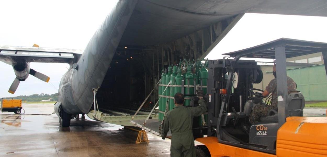 Homens das Forças Armadas carregam avião com cilindros de oxigênio para tratar a covid-19 em Manaus. (Foto: Divulgação/Forças Armadas) Homens das Forças Armadas carregam avião com cilindros de oxigênio para tratar a covid-19 em Manaus.