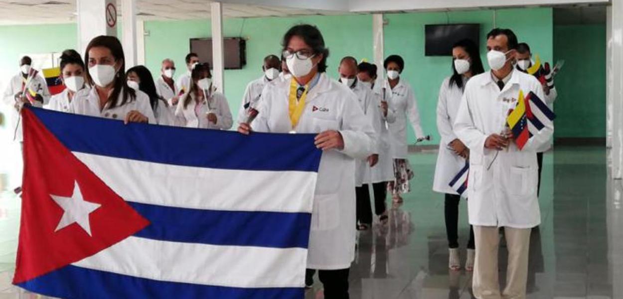 Brigada médica cubana retorna de missão na Venezuela (Foto: Granma) Brigada médica cubana retorna de missão na Venezuela