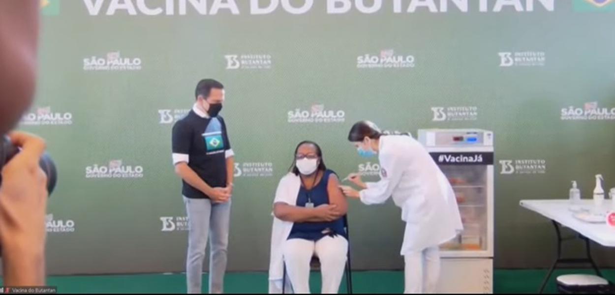João Doria e a enfermeira Monica Calazans (Foto: Reprodução (Youtube)) João Doria e a enfermeira Monica Calazans