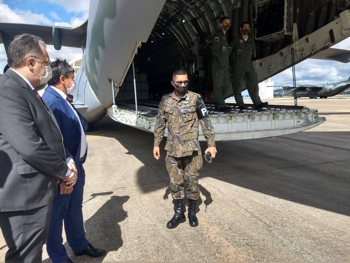 Governador do Piauí, Wellington Dias, recebe avião com CoronaVac no estado (Foto: Governo do Piauí) Governador do Piauí, Wellington Dias, recebe avião com CoronaVac no estado
