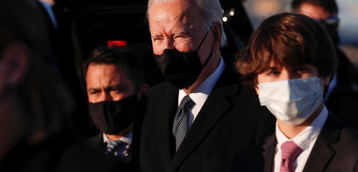 Biden chega a Washington nesta terça-feira (19), na véspera da posse como presidente dos EUA (Foto: REUTERS/Tom Brenner) Biden chega a Washington nesta terça-feira (19), na véspera da posse como presidente dos EUA