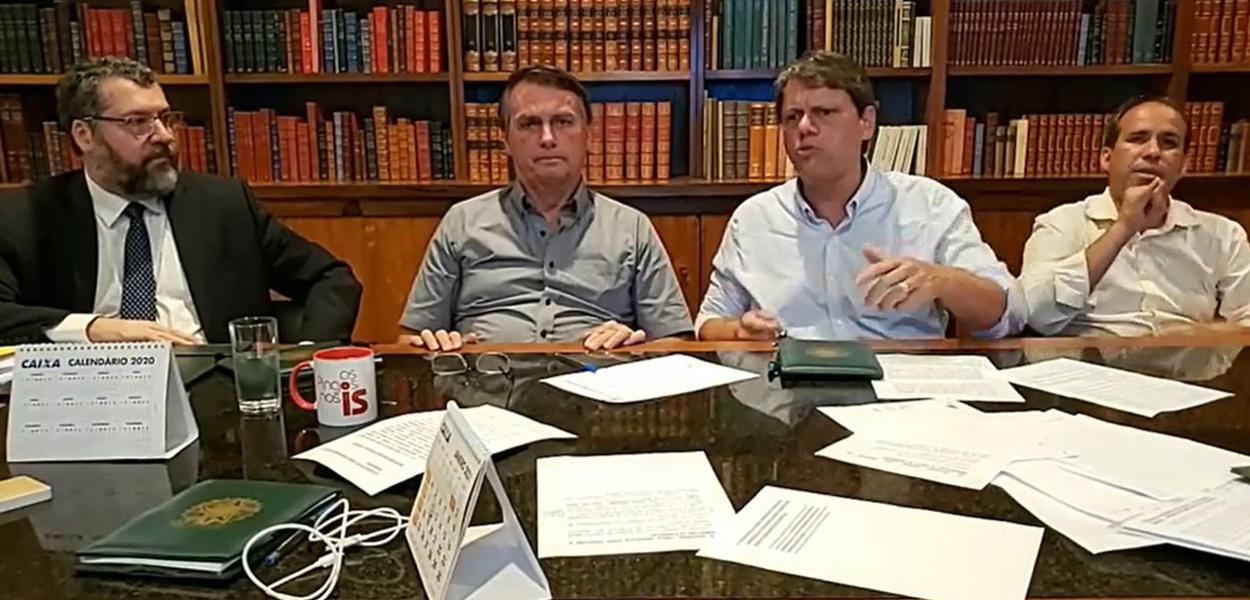 Em live semanal, Jair Bolsonaro demonstra insatisfação com pessoa de máscara (Foto: Reprodução (Facebook)) Em live semanal, Jair Bolsonaro demonstra insatisfação com pessoa de máscara