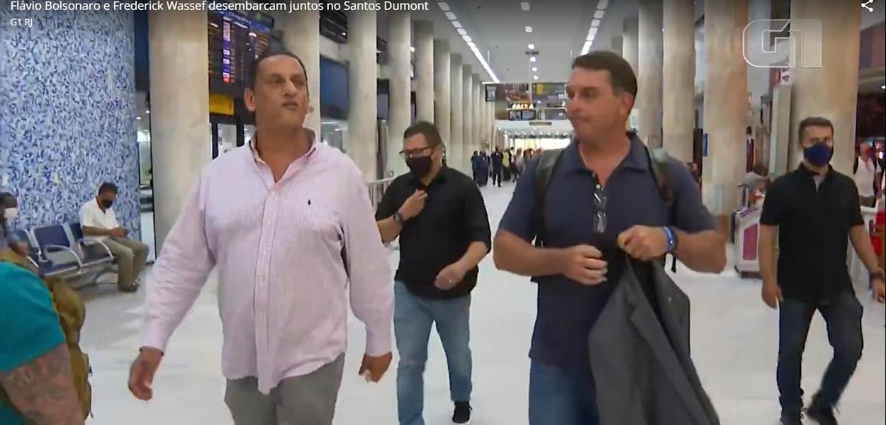 Wassef e Flávio Bolsonaro no aeroporto (Foto: Reprodução G1) Wassef e Flávio Bolsonaro no aeroporto