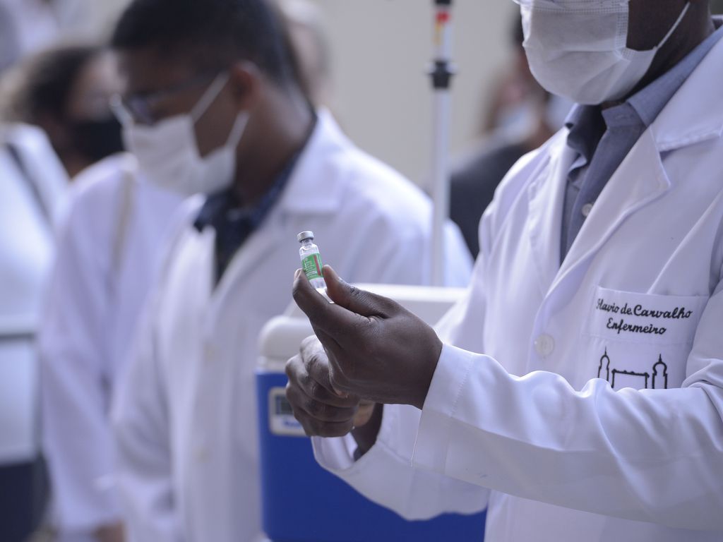 Servidor da Fiocruz prepara vacina de Oxford/AstraZeneca para a primeira aplicação no Brasil (Foto: Tomaz Silva/Agência Brasil) Servidor da Fiocruz prepara vacina de Oxford/AstraZeneca para a primeira aplicação no Brasil