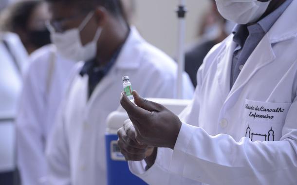 Servidor da Fiocruz prepara vacina de Oxford/AstraZeneca para a primeira aplicação no Brasil (Foto: Tomaz Silva/Agência Brasil) Servidor da Fiocruz prepara vacina de Oxford/AstraZeneca para a primeira aplicação no Brasil