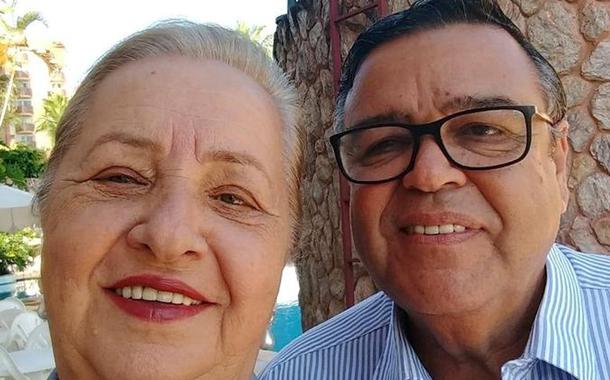 O secretário de Saúde de Pires do Rio (GO), Assis Silva Filho, com a "mulher da vida dele" (Foto: Reprodução) O secretário de Saúde de Pires do Rio (GO), Assis Silva Filho, com a "mulher da vida dele"