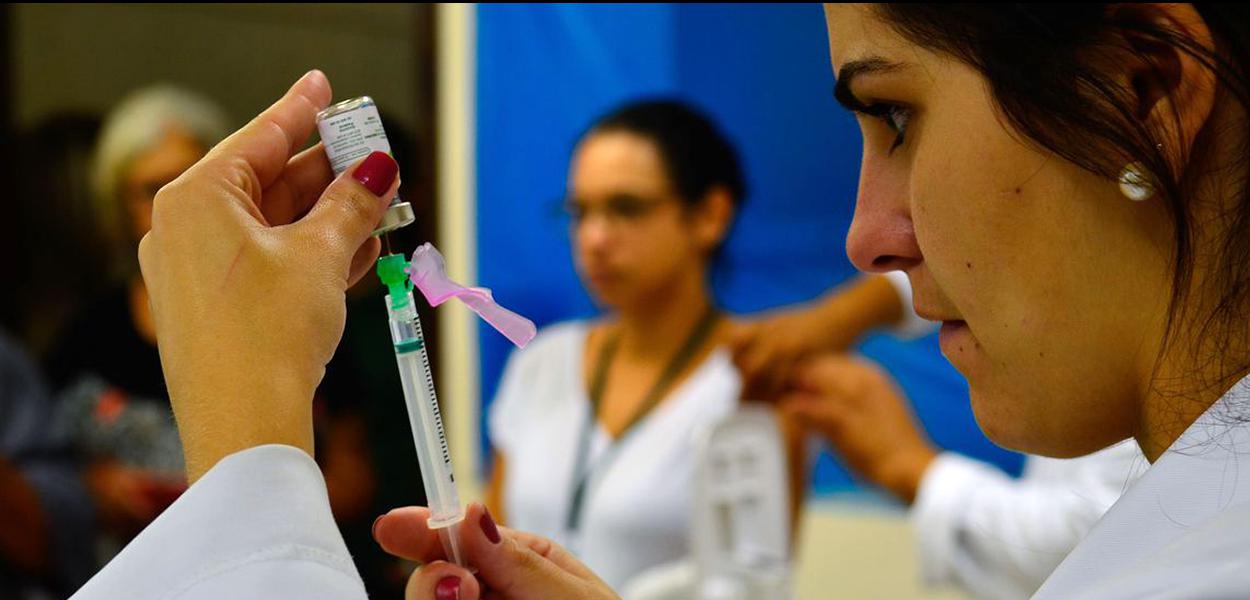 País tenta avançar na imunização devido à transmissão da Covid-19 ainda fora de controle (Foto: Rovena Rosa/Agência Brasil) País tenta avançar na imunização devido à transmissão da Covid-19 ainda fora de controle