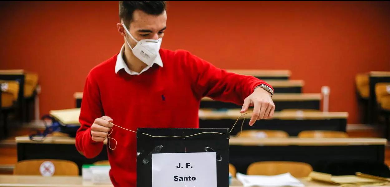 Em Lisboa, mesário prepara equipamentos da seção eleitoral minutos antes da abertura da votação em Portugal. (Foto: REUTERS/Pedro Nunes) Em Lisboa, mesário prepara equipamentos da seção eleitoral minutos antes da abertura da votação em Portugal.