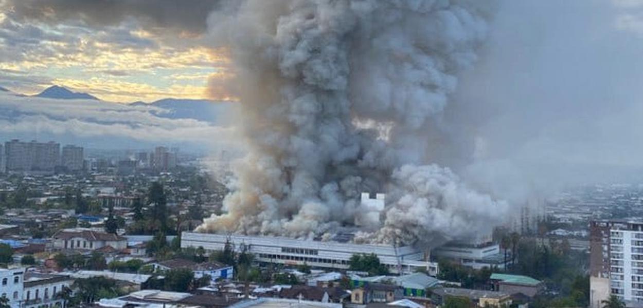 Pacientes são transferidos de hospital em Santiago após incêndio (Foto: Reprodução (Twitter)) Pacientes são transferidos de hospital em Santiago após incêndio