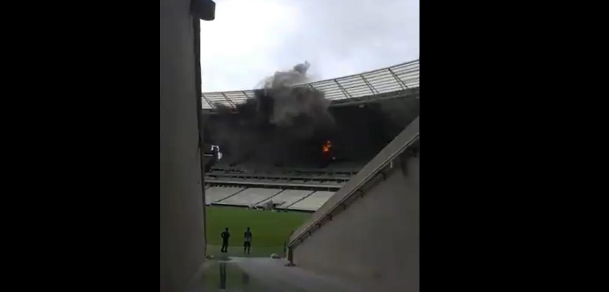 Fogo começou em uma cabine de rádio na Arena Castelão (Foto: Reprodução (Twitter)) Fogo começou em uma cabine de rádio na Arena Castelão