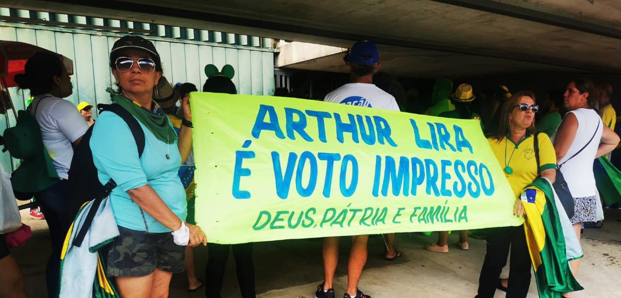 Bolsonaristas apoiam Arthur Lira na entrada da Câmara (Foto: Ana Oli) Bolsonaristas apoiam Arthur Lira na entrada da Câmara