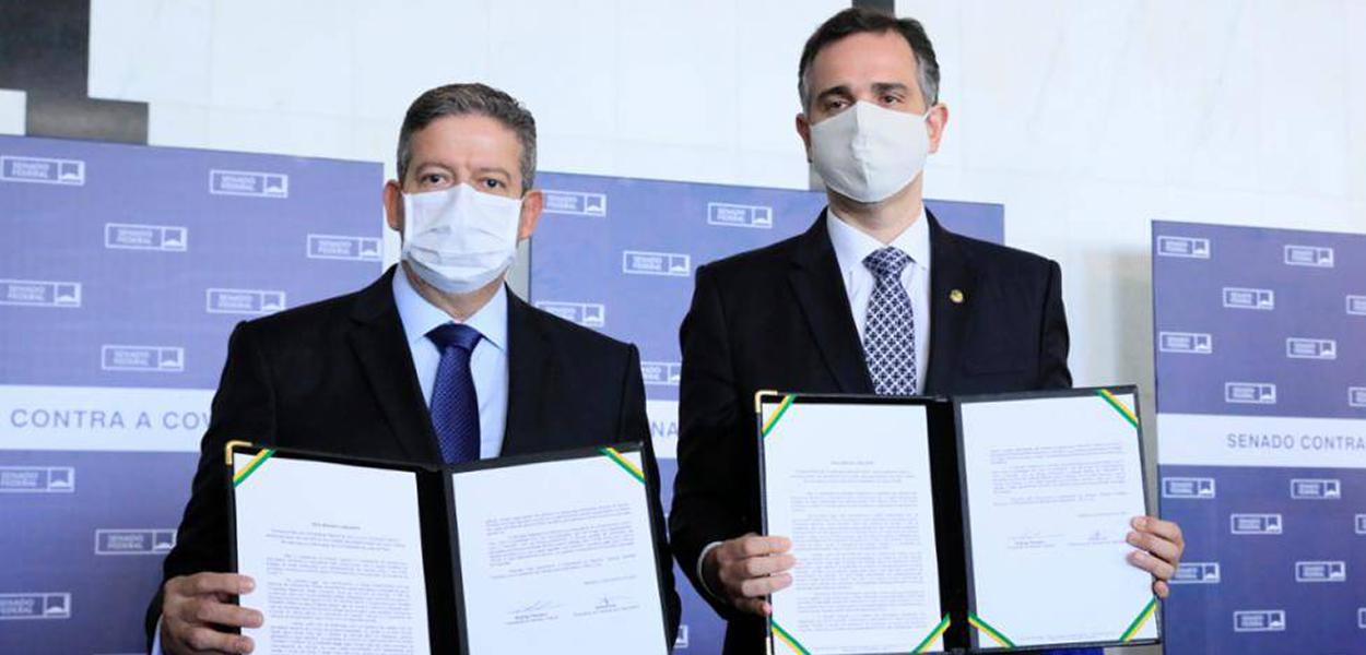 Ato Simbólico de Assinatura de Declaração Conjunta com os presidentes do Senado Federal, Rodrigo Pacheco (DEM-MG), e da Câmara dos Deputados, Arthur Lira (PP-AL). (Foto: Luis Macedo/Câmara dos Deputados) Ato Simbólico de Assinatura de Declaração Conjunta com os presidentes do Senado Federal, Rodrigo Pacheco (DEM-MG), e da Câmara dos Deputados, Arthur Lira (PP-AL).