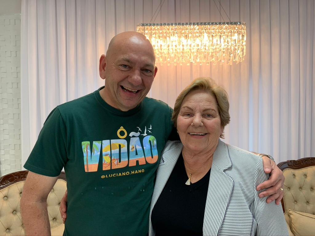 Luciano Hang e a mãe, Regina Modesti Hang (Foto: Divulgação/Havan) www.brasil247.com - Luciano Hang e a mãe, Regina Modesti Hang