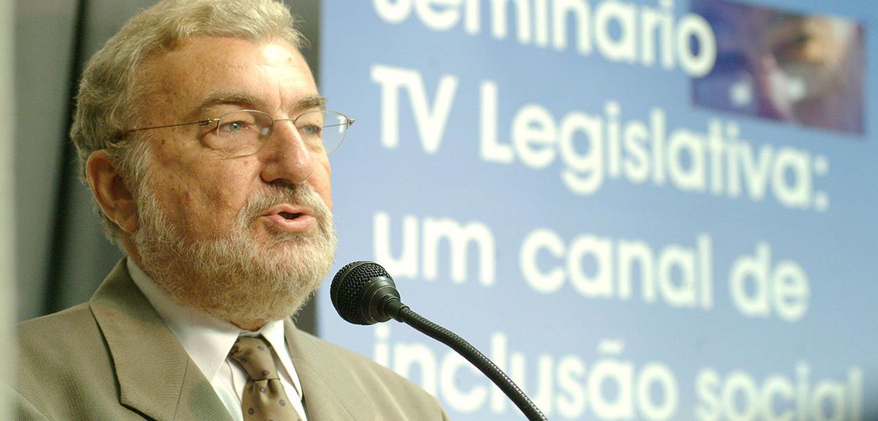 Sociólogo e jornalista Laurindo Lalo Leal Filho criticou o primeiro mandato da presidente Dilma na área da comunicação, ao dizer que a petista deveria ter dado prosseguimento ao projeto de democratização da mídia; ele observa, no entanto, que o acirramento do embate eleitoral fez Dilma perceber a importância da medida; segundo ele, no processo eleitoral, ela mostrou disposição em discutir o que chama de “regulação econômica da mídia” (Foto: Leonardo Lucena) Sociólogo e jornalista Laurindo Lalo Leal Filho criticou o primeiro mandato da presidente Dilma na área da comunicação, ao dizer que a petista deveria ter dado prosseguimento ao projeto de democratização da mídia; ele observa, no entanto, que o acirramento do embate eleitoral fez Dilma perceber a importância da medida; segundo ele, no processo eleitoral, ela mostrou disposição em discutir o que chama de “regulação econômica da mídia”