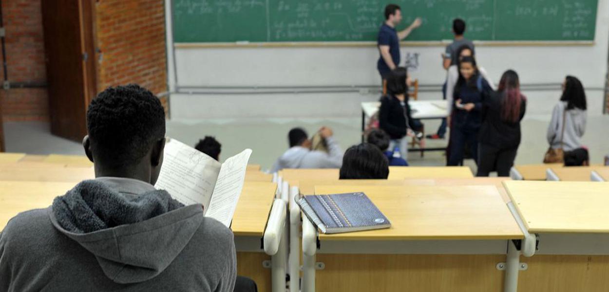 Falta de coordenação na pandemia faz jovens adiar entrada em universidade (Foto: Marcello Casal Jr / Agência Brasil) Falta de coordenação na pandemia faz jovens adiar entrada em universidade
