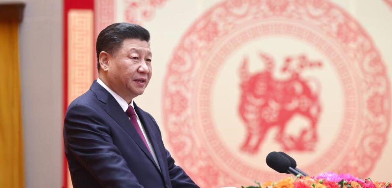 O presidente Xi Jinping saúda o povo pela passagem do Ano Novo Chinês (Foto: Xinhua) O presidente Xi Jinping saúda o povo pela passagem do Ano Novo Chinês