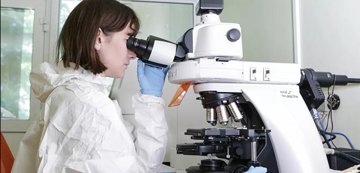 Cientistas tentam desenvolver vacinas contra variações do coronavírus (Foto: Sputnik / RFPI e Centro Gamaleya) Cientistas tentam desenvolver vacinas contra variações do coronavírus