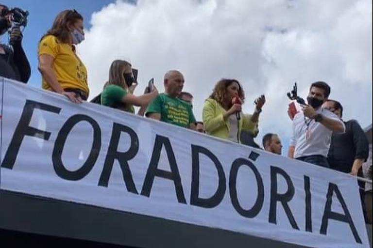 Luciano Hang ao lado de Suellen Rosim em ato contra João Doria (Foto: Reprodução / Instagram) Luciano Hang ao lado de Suellen Rosim em ato contra João Doria